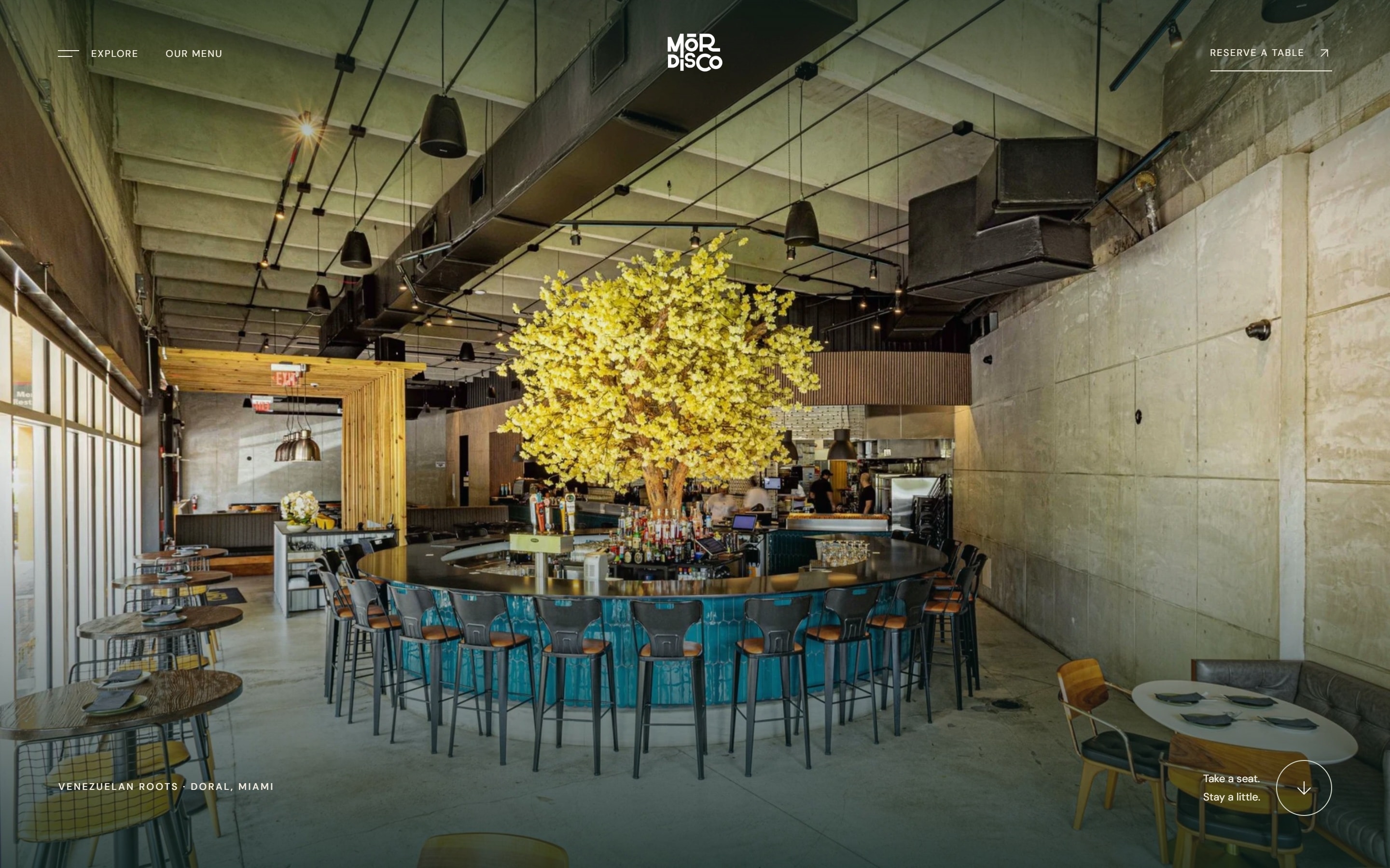 Mordisco concept with a sunlit dining room and a teal circular bar